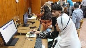 طالب يستخدم الكمبيوتر لتسجيل رغبات تنسيق الجامعات 2025
